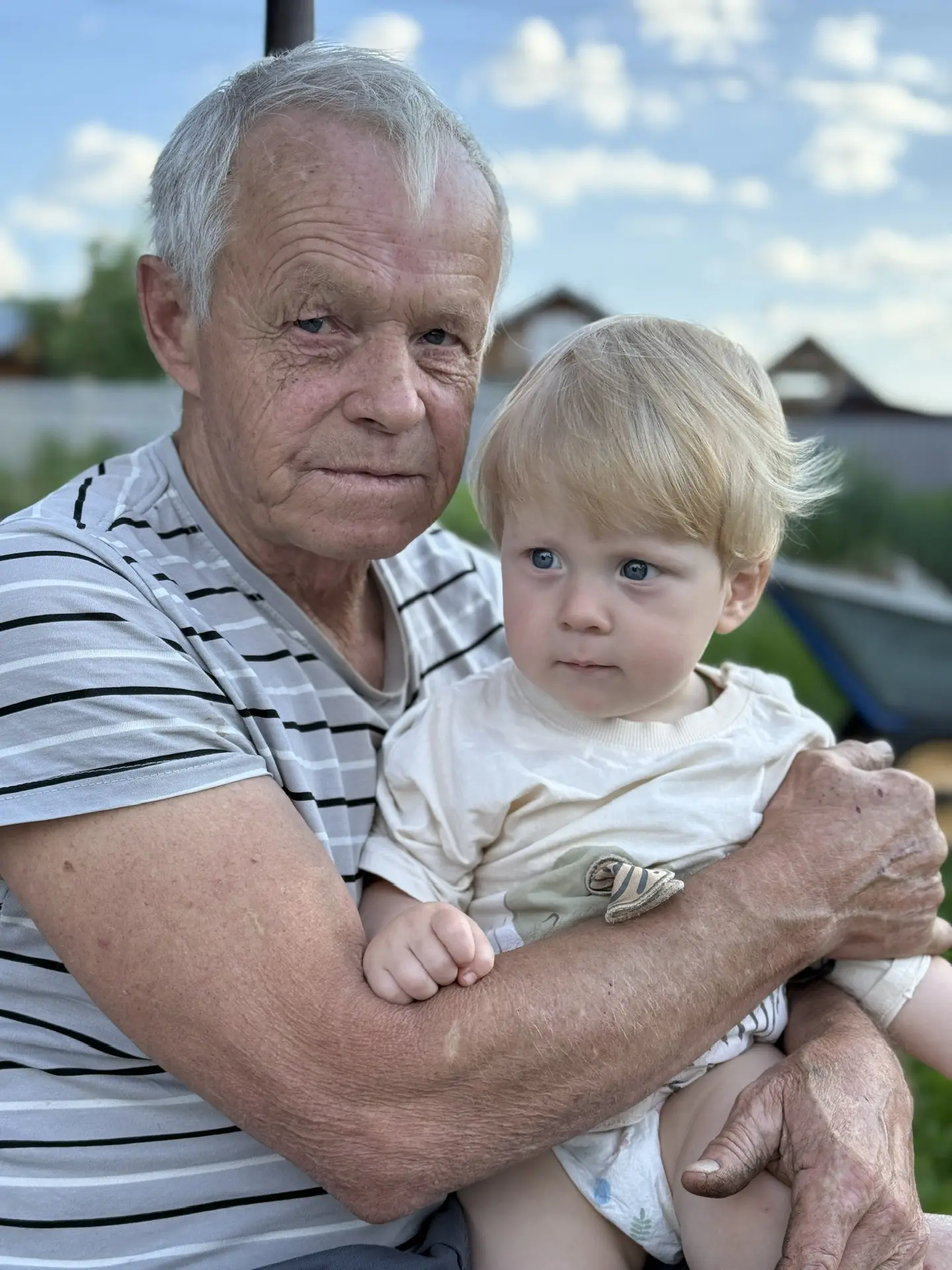 Сейчас нас тут совсем мало. Что-то ничего не снимается, ничего не пишется. 

Мы с Адамчиком целыми д