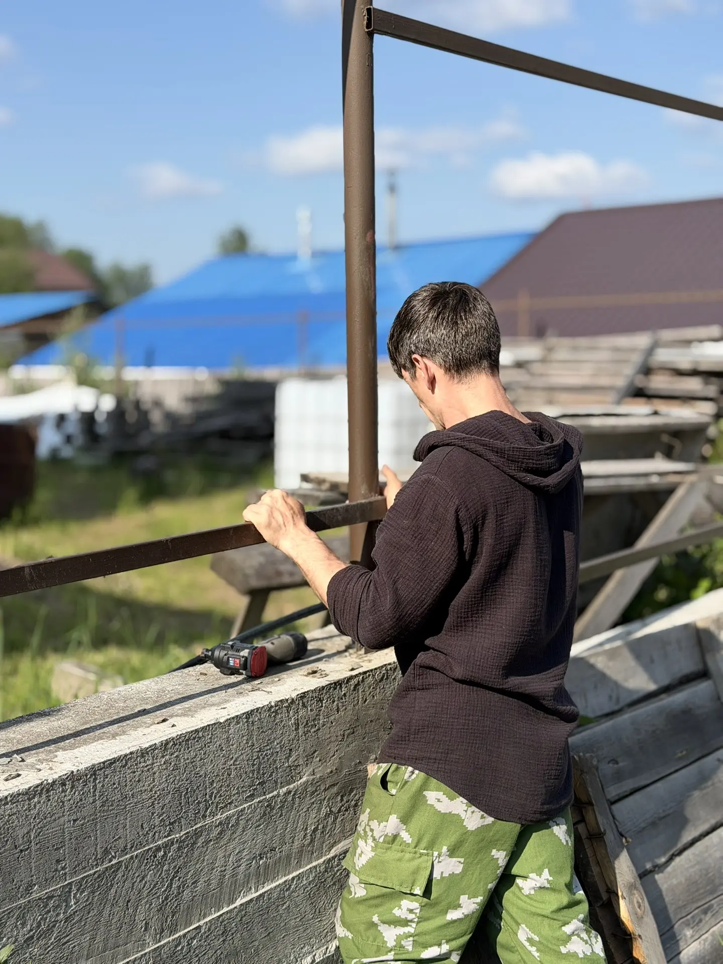 Мы сегодня опять весь день на улице. И ведь дела не заканчиваются.

Просила просто: «Алёша, приколот