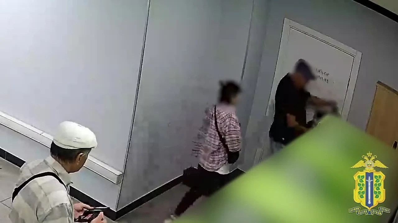 Телефон отобрал у своей 26-летней пассажирки таксист из Ельца. У девушки не оказалось н...