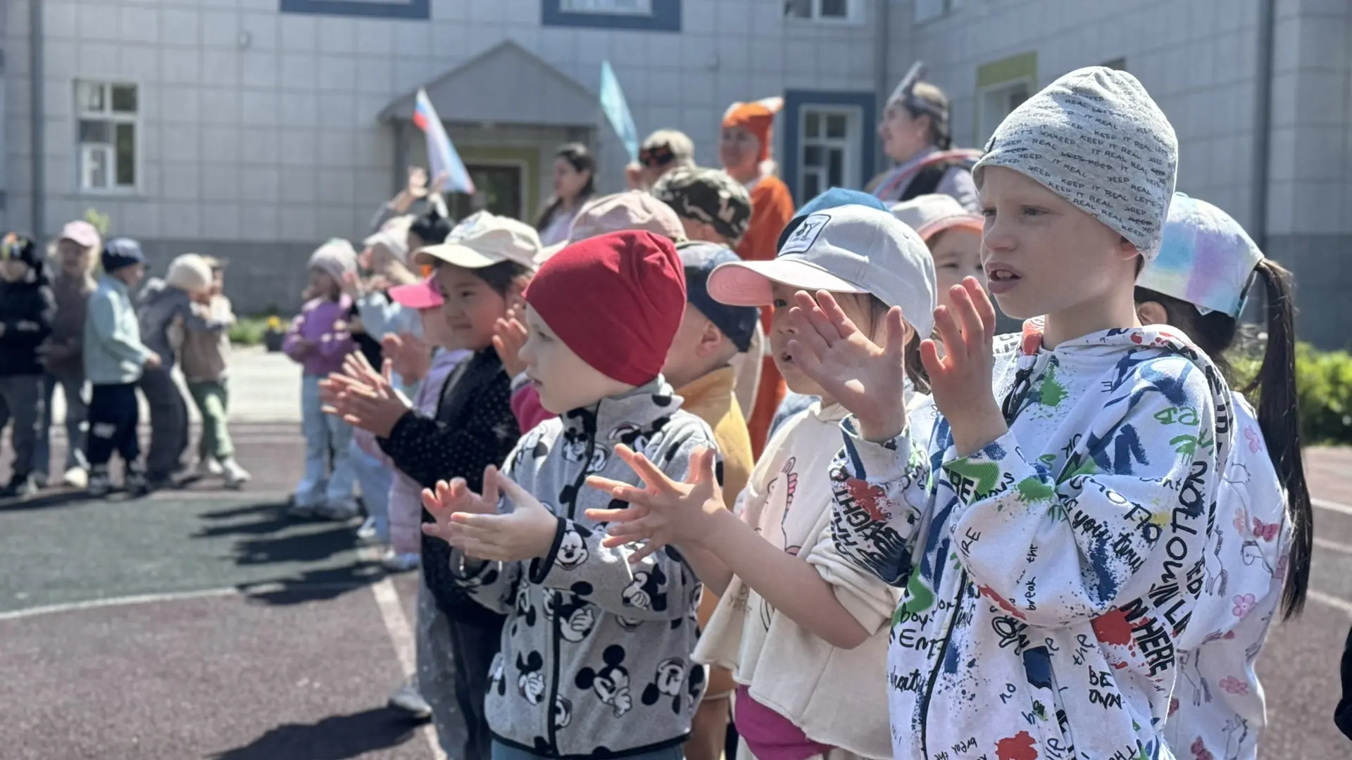 🎉 Ура! День России в нашем детском саду! 🇷🇺

Наши юные патриоты отметили праздник увлекательной к
