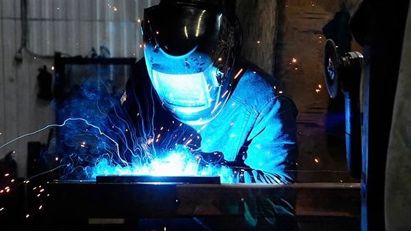 Опытные сварщики в России получают 400 тысяч рублей в месяц, заявили в Министерстве труда.