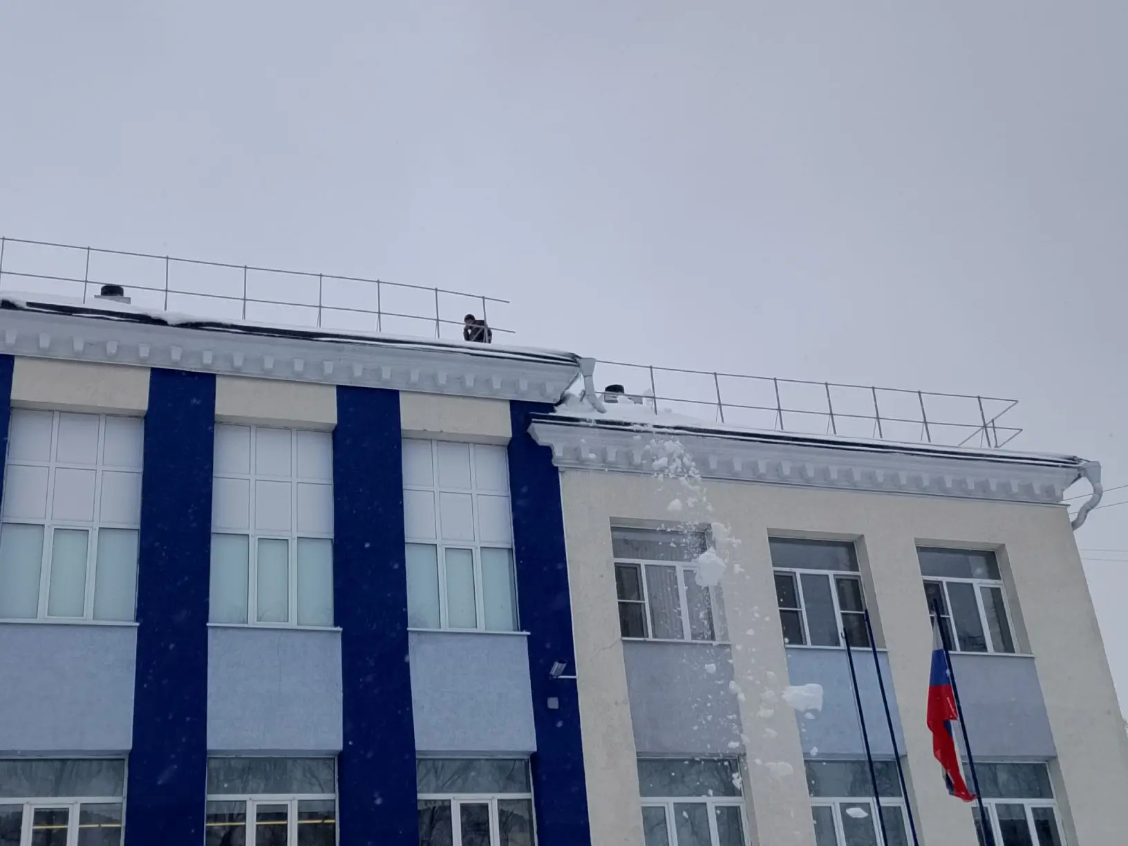 03 марта 2026 года продолжаем очистку кровли!