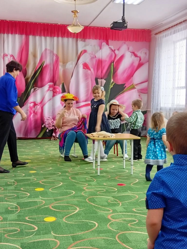 6 марта в МБДОУ 5 прошел утренник посвящённый 8марта. Дети поздравили своих мам и бабуш...