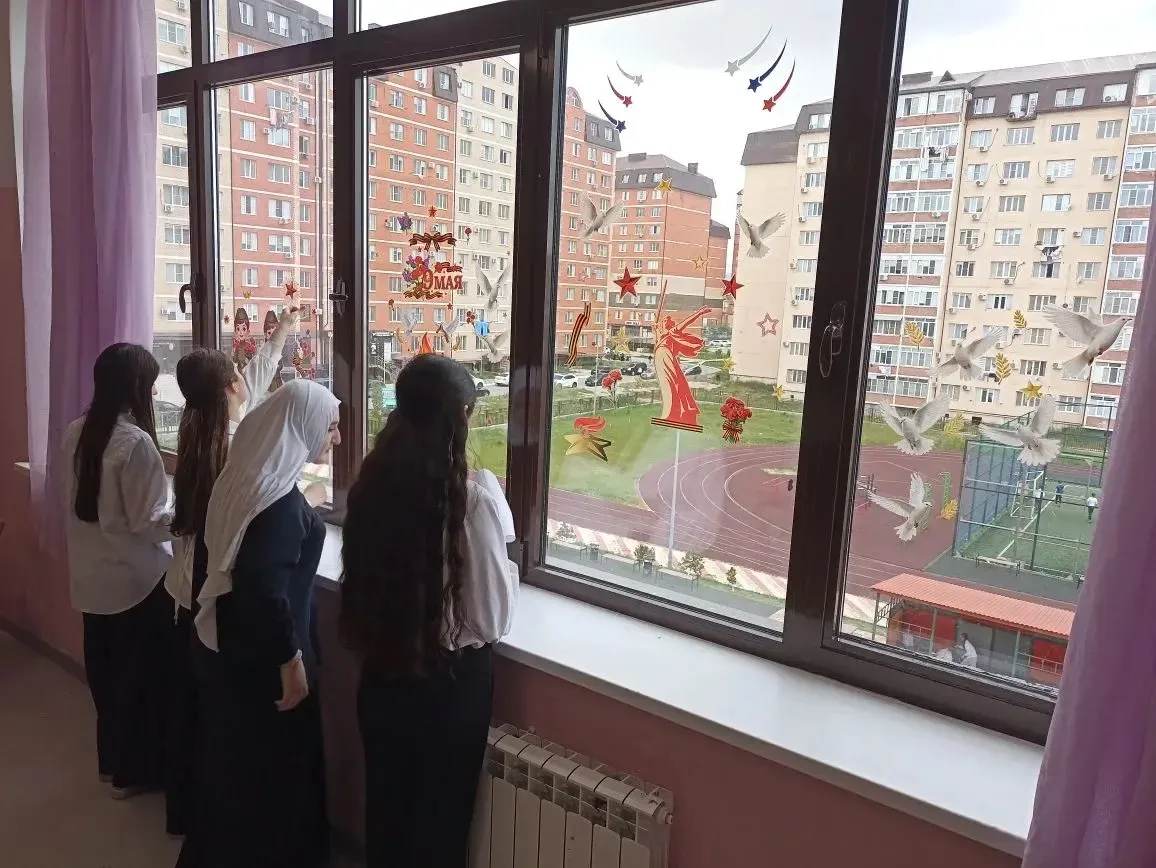 Наши активисты Движение Первых провели акцию «Окна Победы», украсив окна символикой праздника и отда