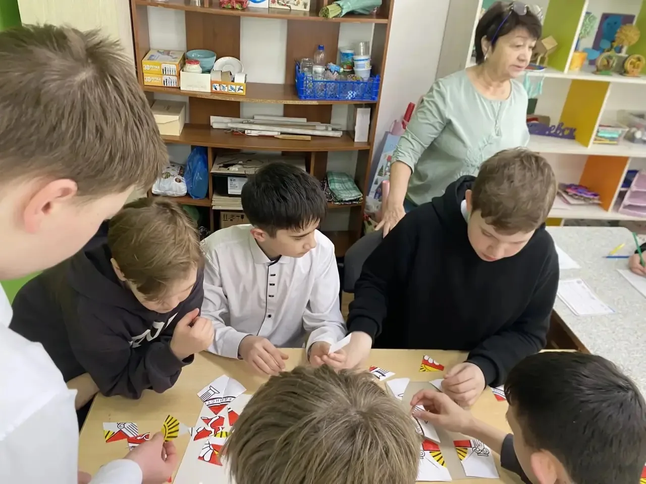 🗓 Сегодня ученики  7 «Д» класса посетили подростковый клуб «Метеор». 18 марта - День воссоединения Р
