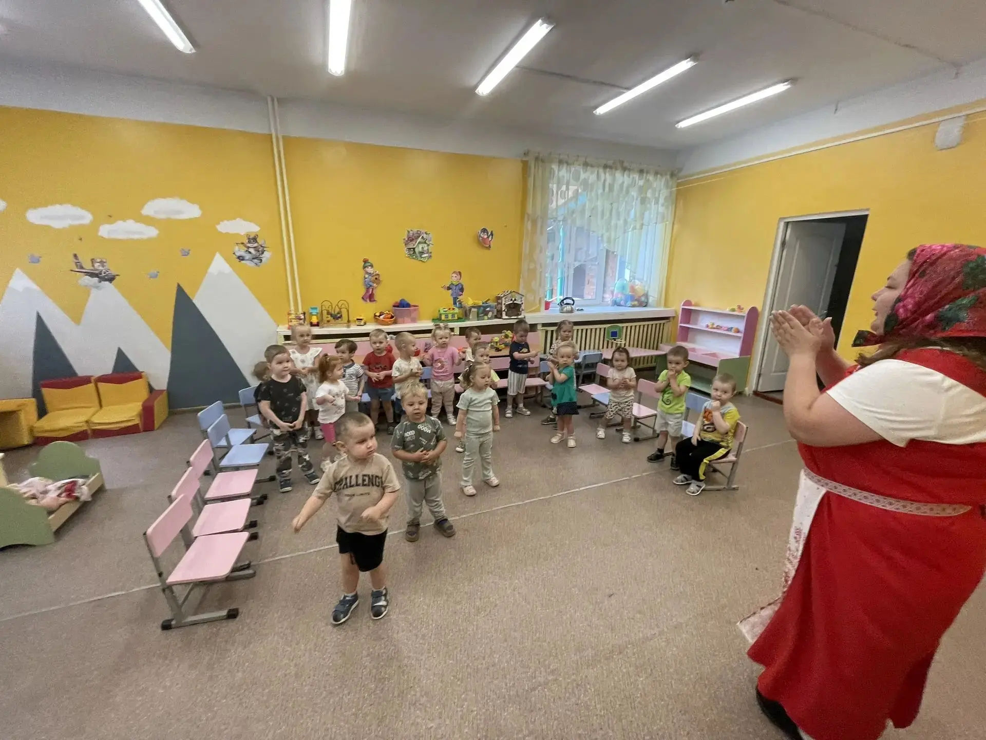 Сегодня наши ребята вместе с матрешкой отправились в волшебное путешествие на веселом паровозике. 

