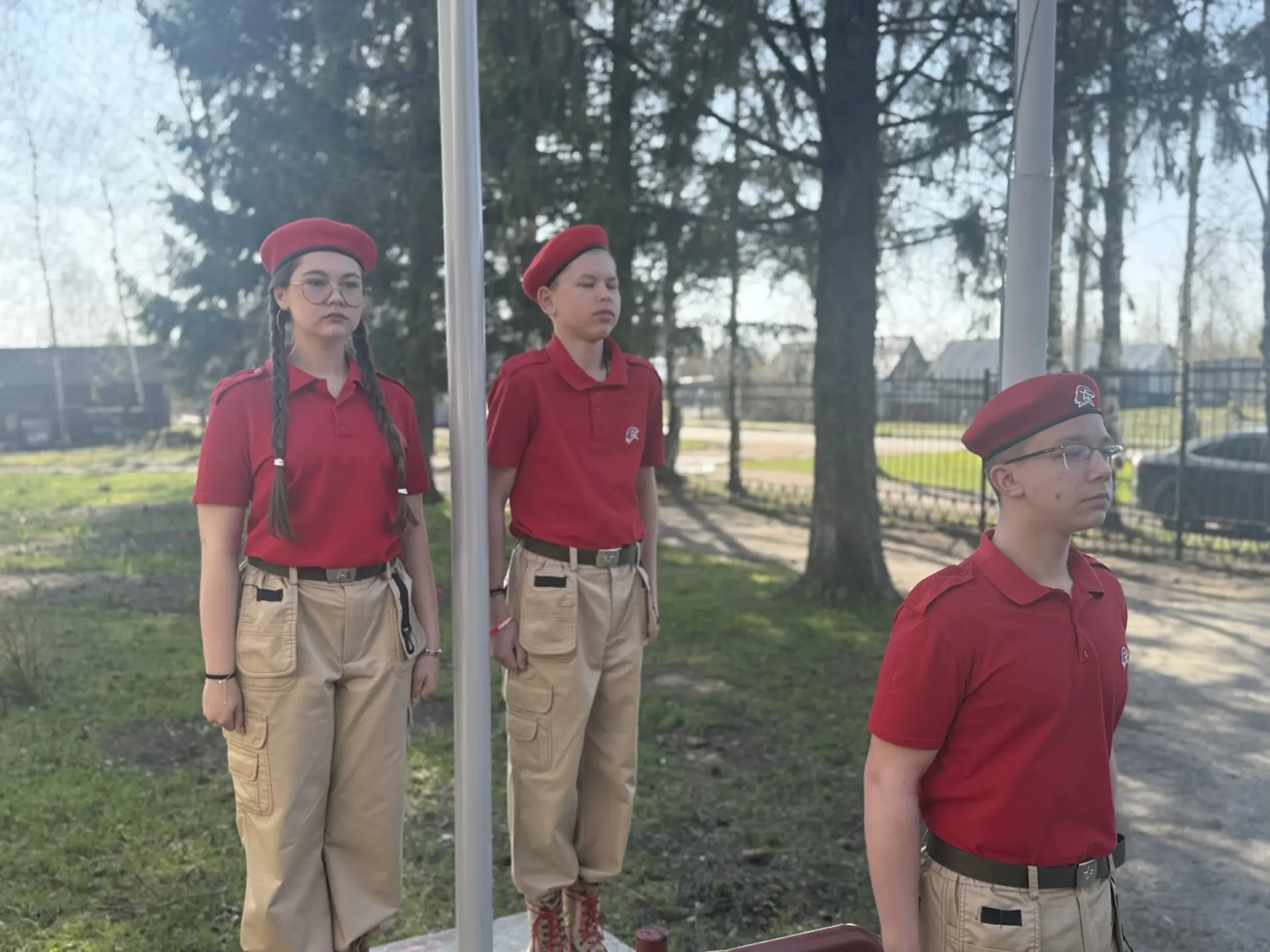 🎖 Сегодняшняя неделя в нашей школе началась с торжественной линейки на свежем воздухе — под ясным н