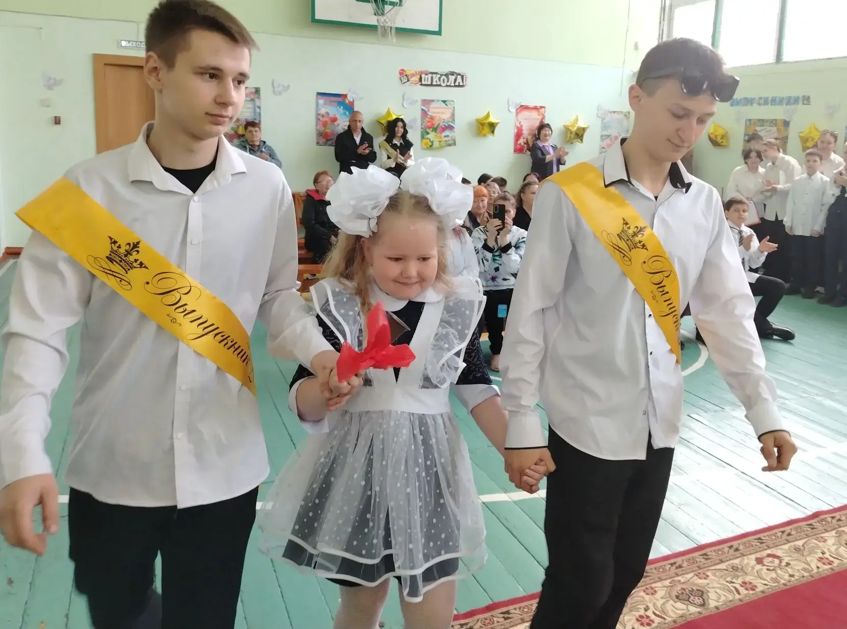 Последний звонок — первый шаг к мечте!   🔔 Сегодня в школах Тындинского округа прозвучал последний з
