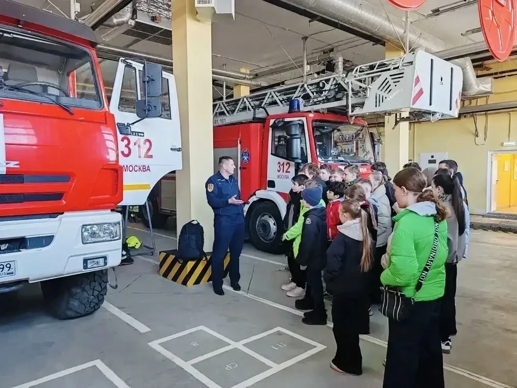 Шаг в медицину: 6 «К» класс посетил Пожарно-спасательный отряд №312  🚒В рамках урока «Шаг в медицину