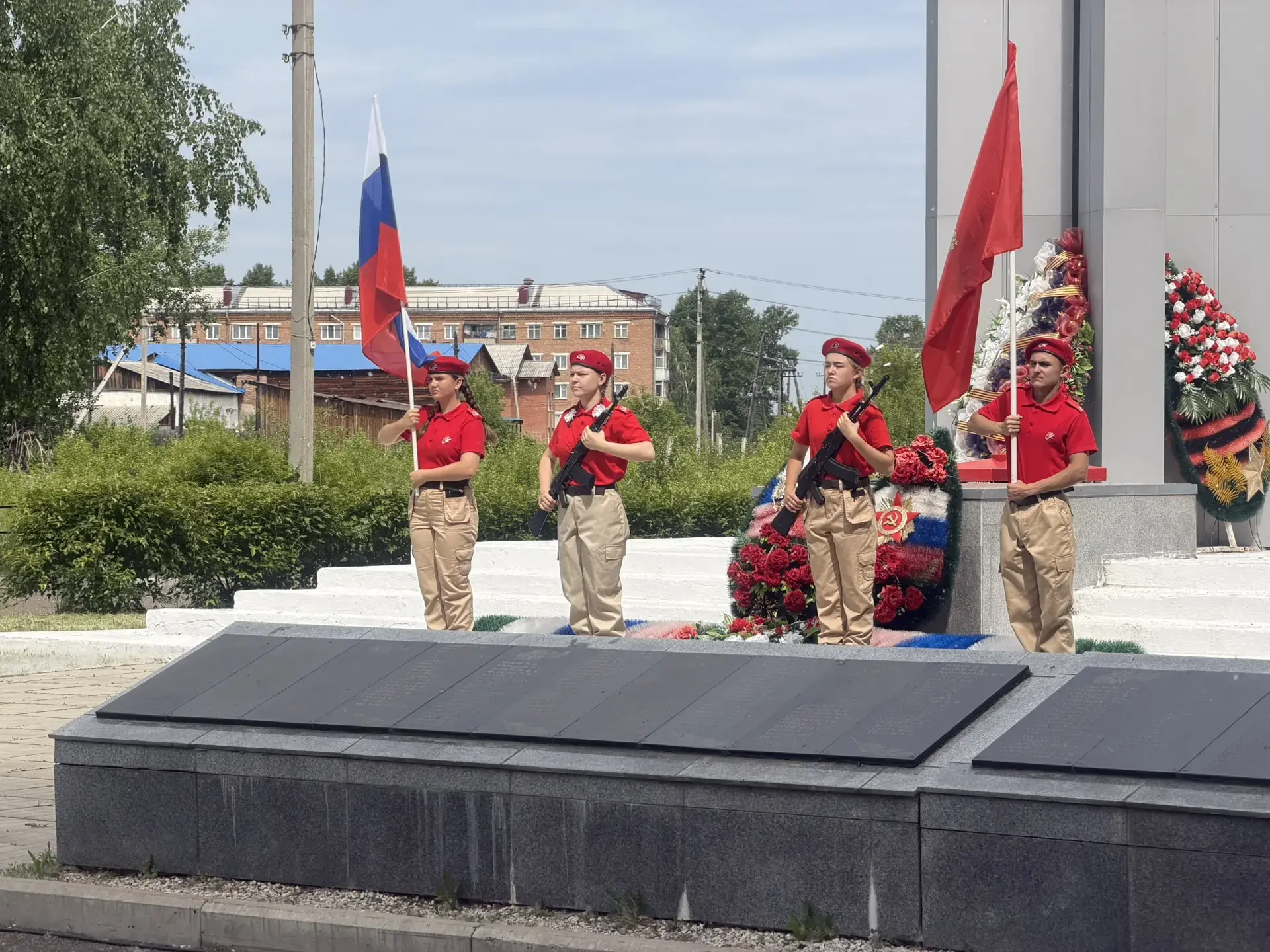 22 июня, ребята посмотрели фильм о ВОВ и приняли участие в городском митинге, где вместе с воспитате
