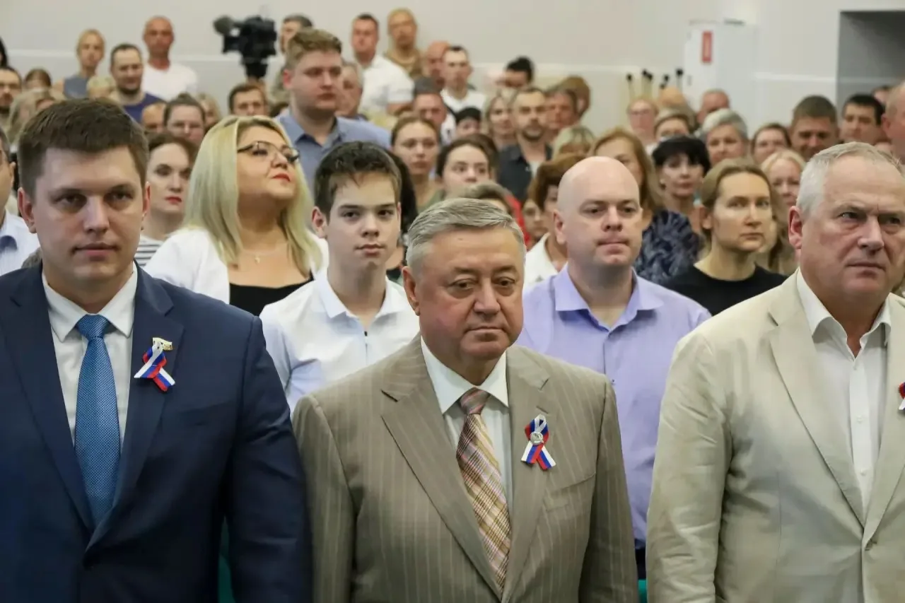 Председатель Думы Роман Никулин принял участие в торжествах ко Дню России
 
🇷🇺 Сегодня, 12 июня, м