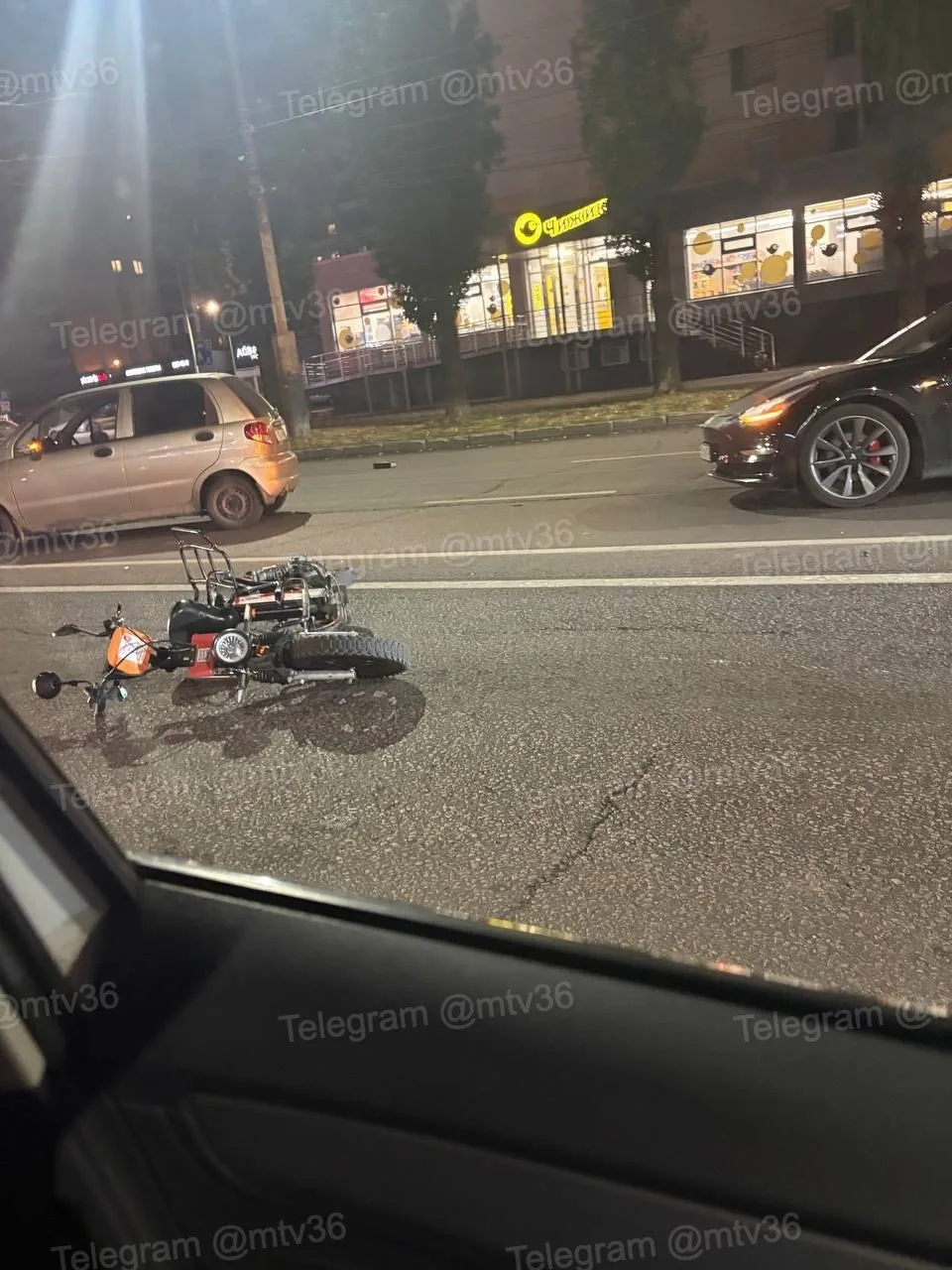😨На Ленинском проспекте произошло ДТП — автомобиль сбил курьера, работающего в сервисе...