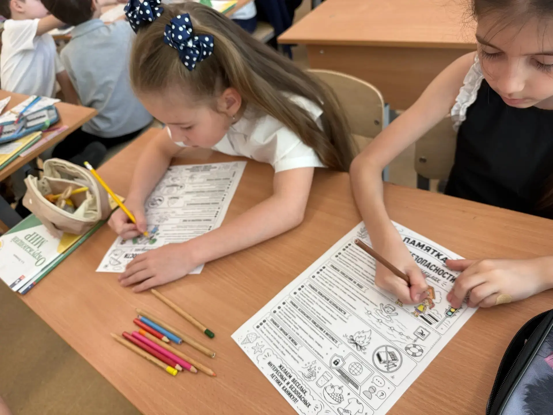В 1 «А» классе прошёл классный час «Ура, каникулы!» Классный руководитель Доронькина А.Е. провела дл