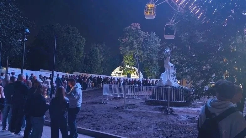 С заправок все перебрались в Городской сад.
