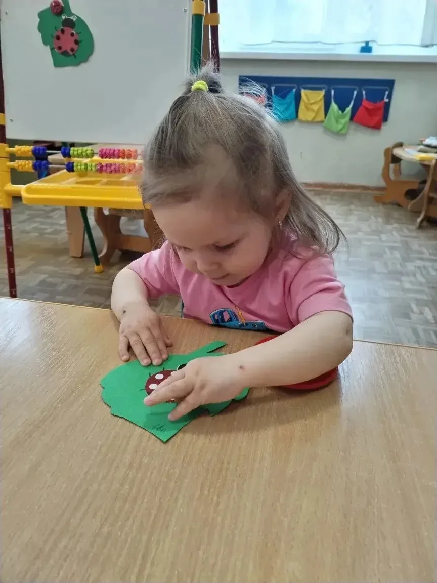 По цветку ползёт букашка,