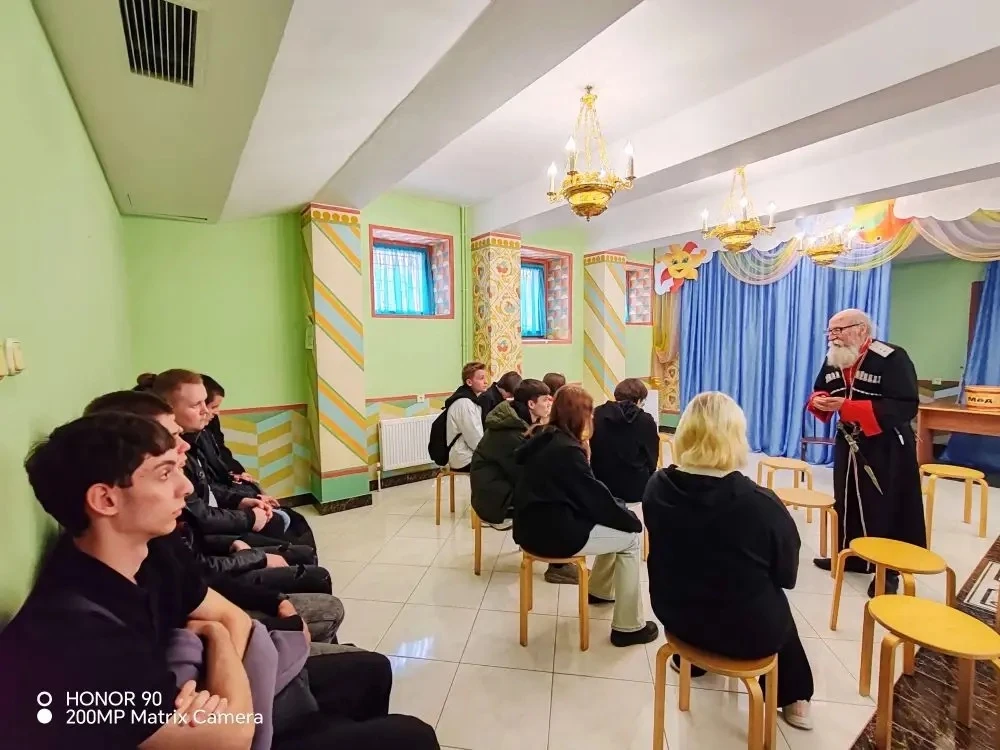 🕊️ Свет веры и истории: студенты в гостях у храма  Сегодня наши студенты посетили Архиерейское подво