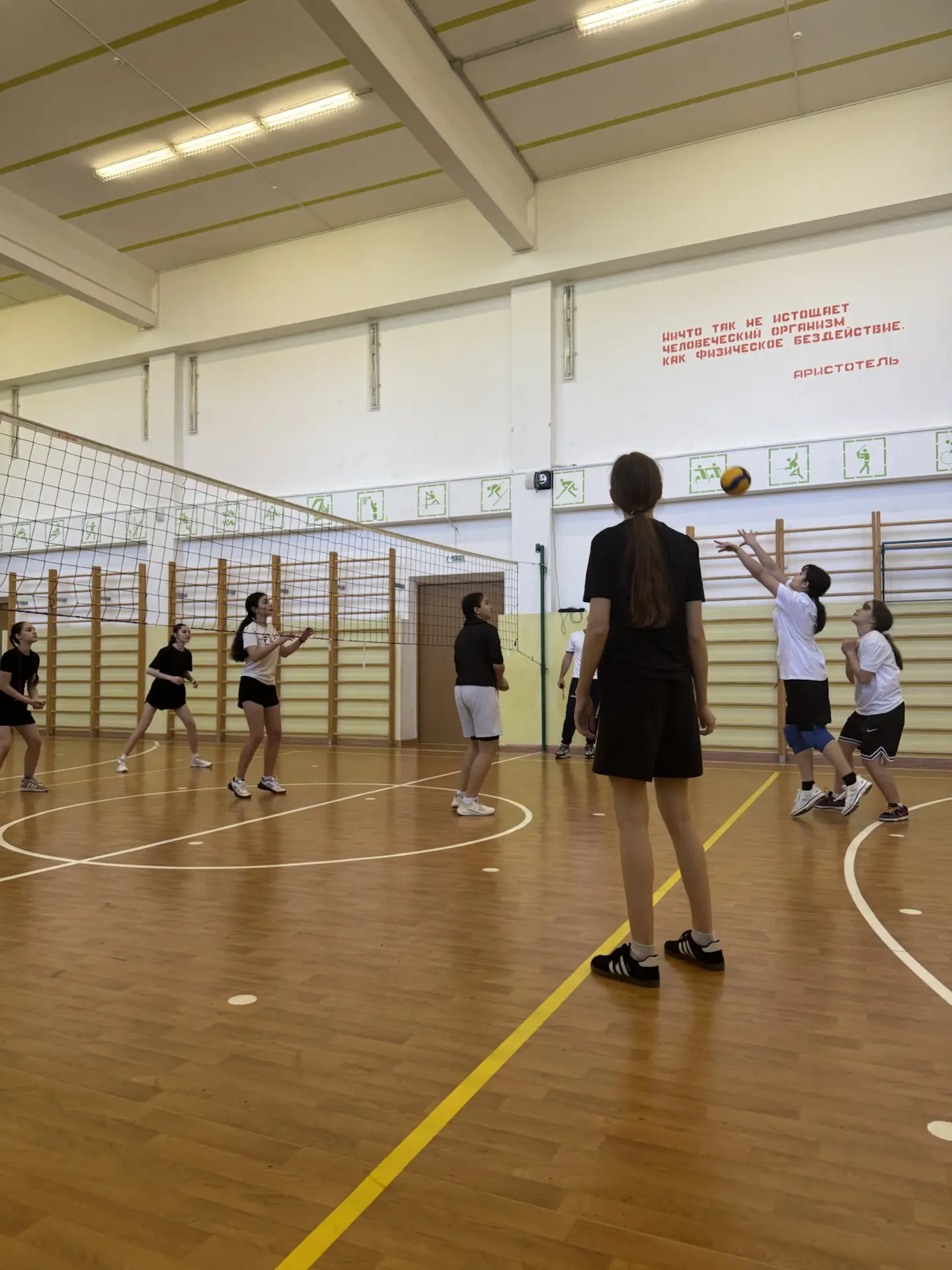 🏀 Сегодня состоялись соревнования по волейболу среди девочек 7‑х классов!  Юные спортсменки продемон