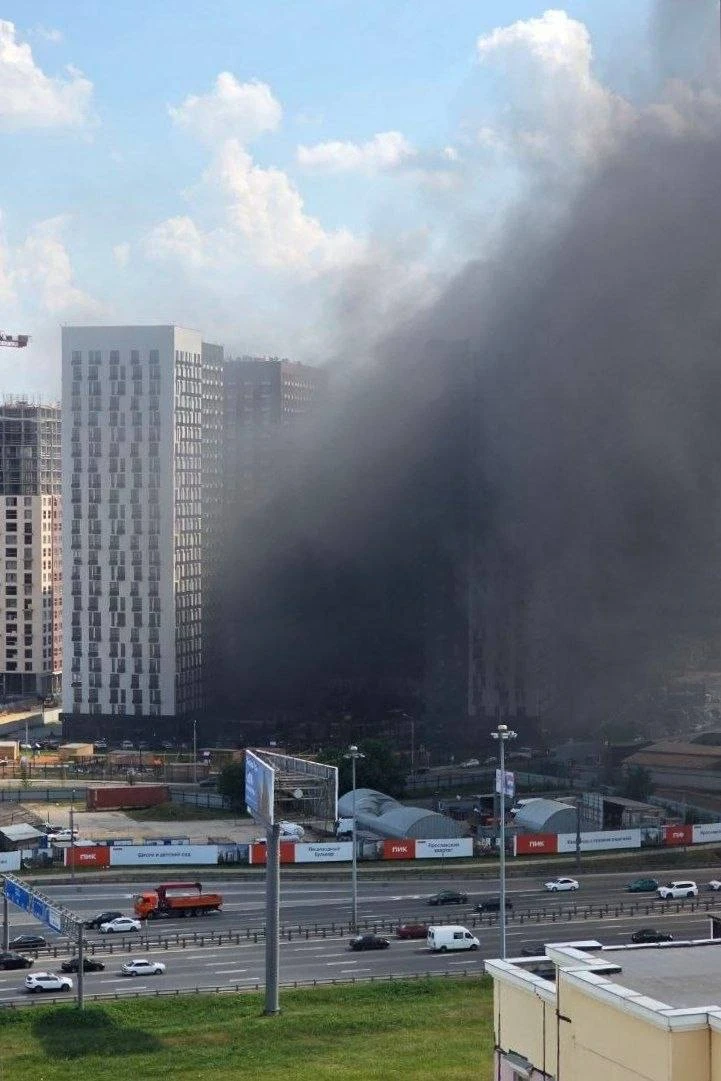 🔥 Пожар произошёл в строящейся школе на территории ЖК «Ярославский квартал».

По информации МЧС, ог