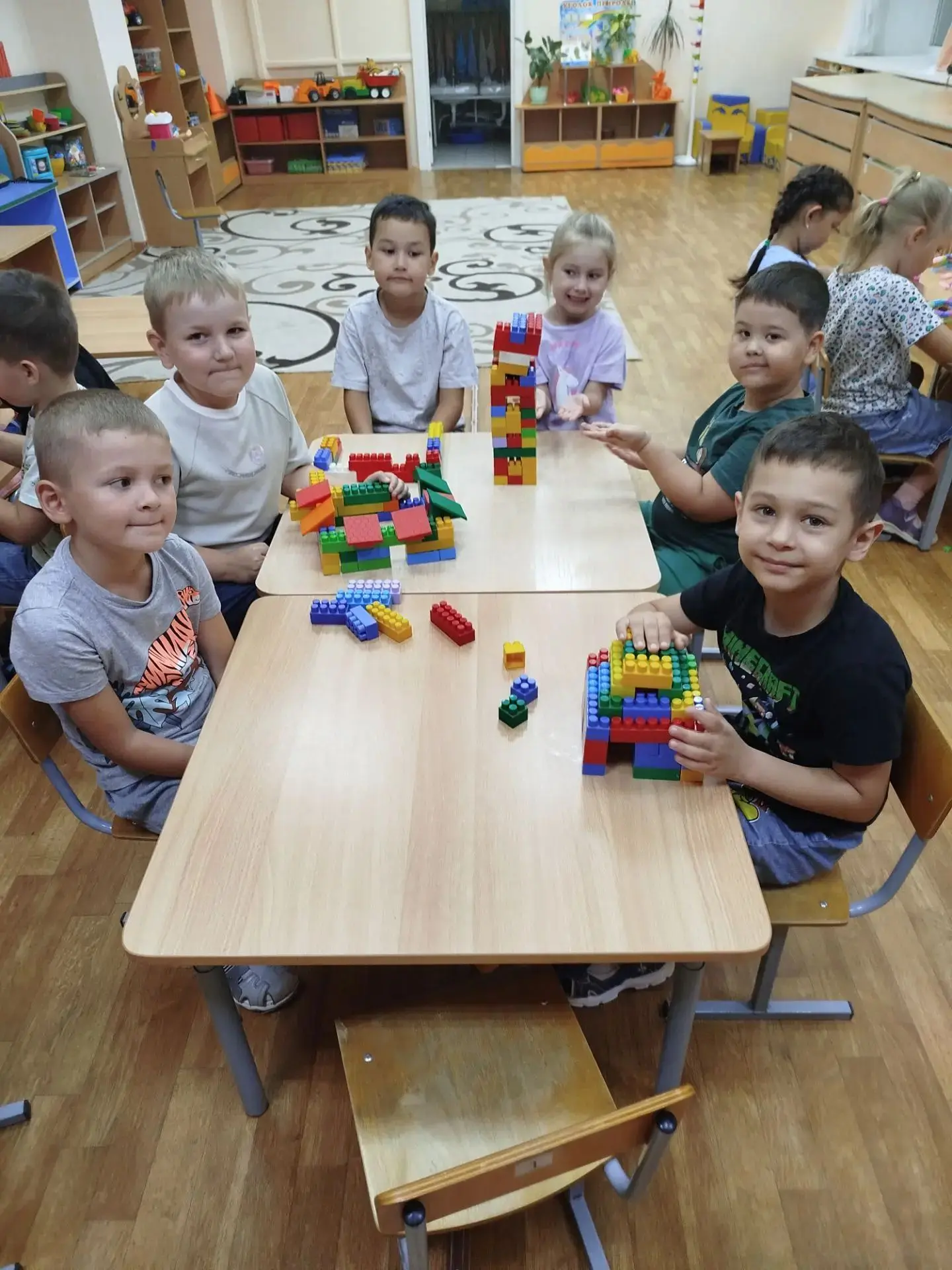 Барабанит дождь по крышам.