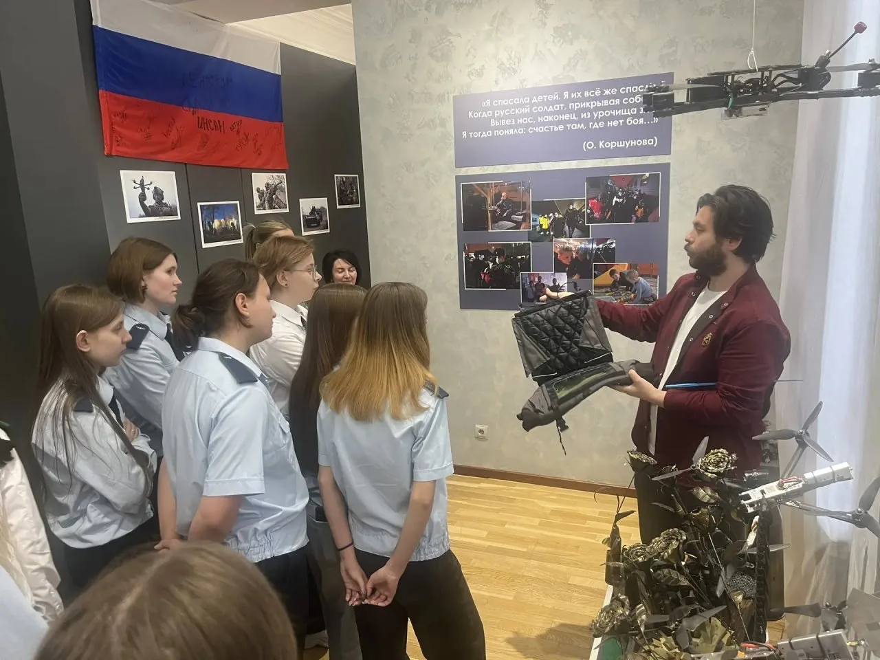 Группы ЭЖД-25-43 и С-25-100 в рамках федерального проекта «Пушкинская карта» посетили выставку «Свои