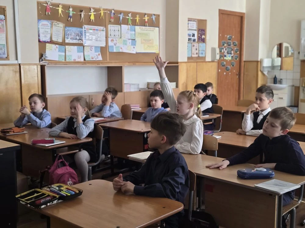 📜День славянской письменности в 2 «В»! 📜 Ребята с Ларисой Фёдоровной: ✔️ узнали о Кирилле и Мефодии;