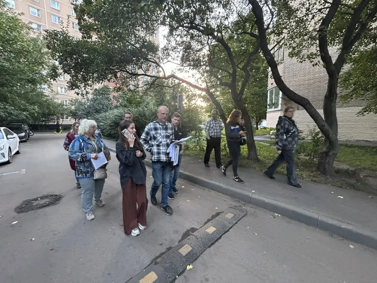 В минувшую пятницу около школы №1315 прошёл обход с жителями и ответственными: обсуждал...