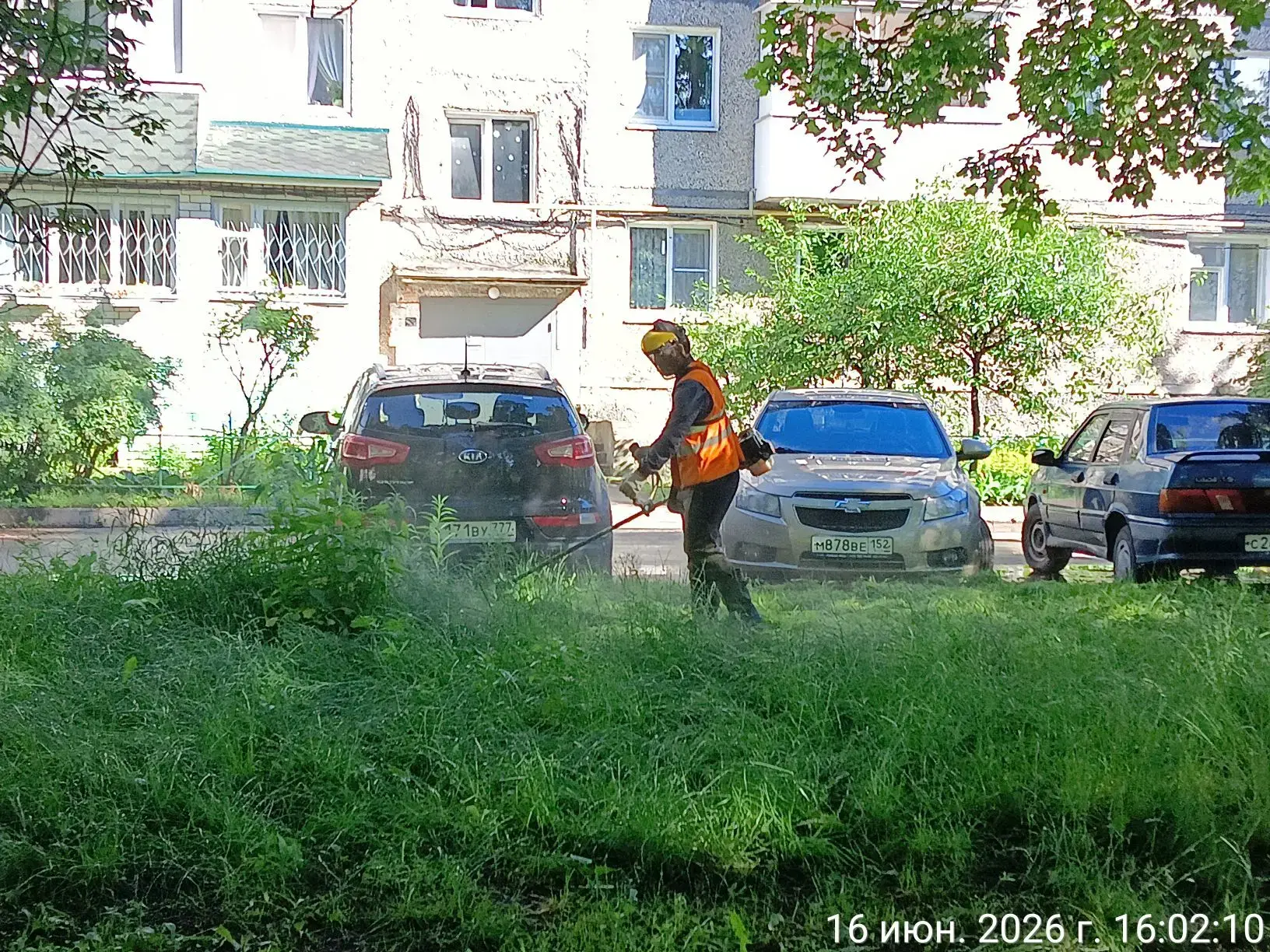 Продолжаем работы по покосу травы на придомовых территориях.✅

Регулярный уход за зелёными зонами по