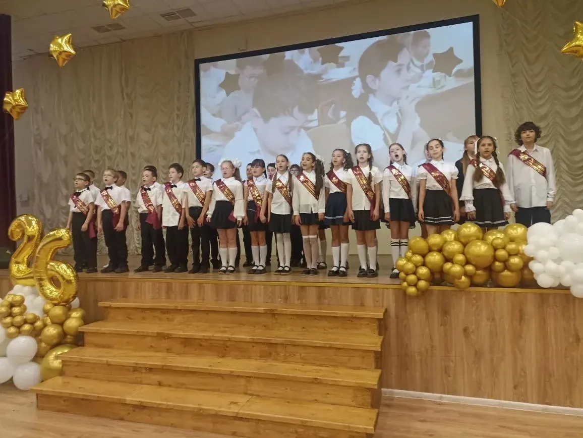 🎓✨ Выпускной в начальной школе: важный шаг во взрослую жизнь! ✨🎓  Сегодня в нашей школе прошло трога
