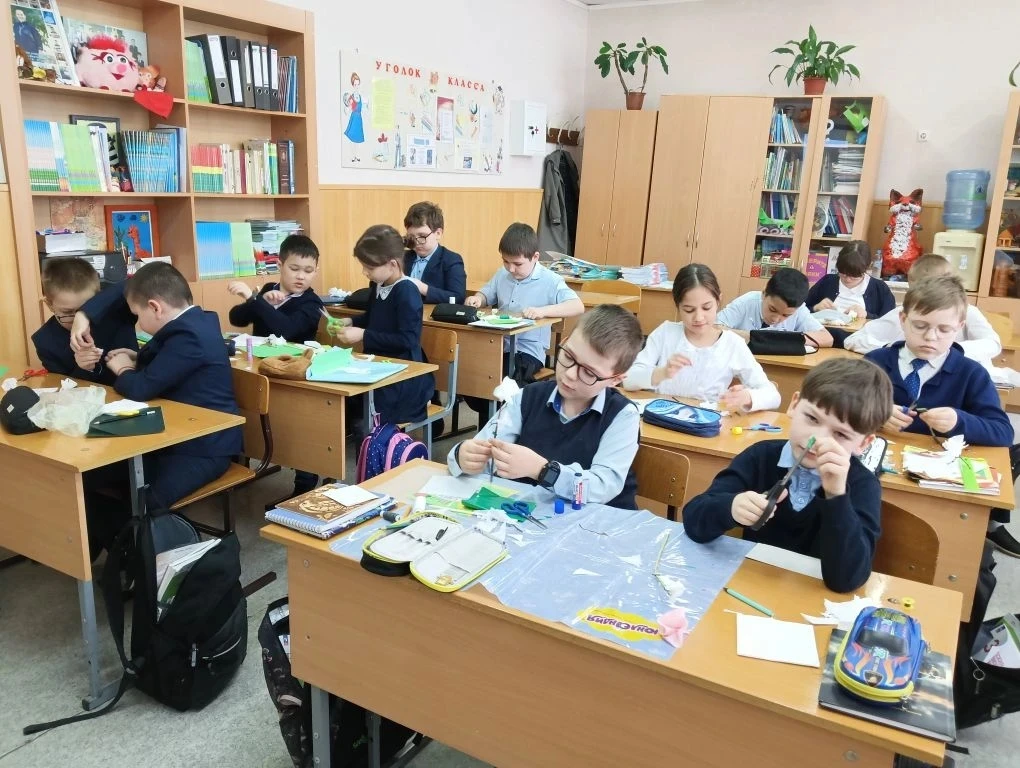 Пока взрослые думают о субботниках, ученики 3А класса уже вовсю готовятся к 1 Мая!