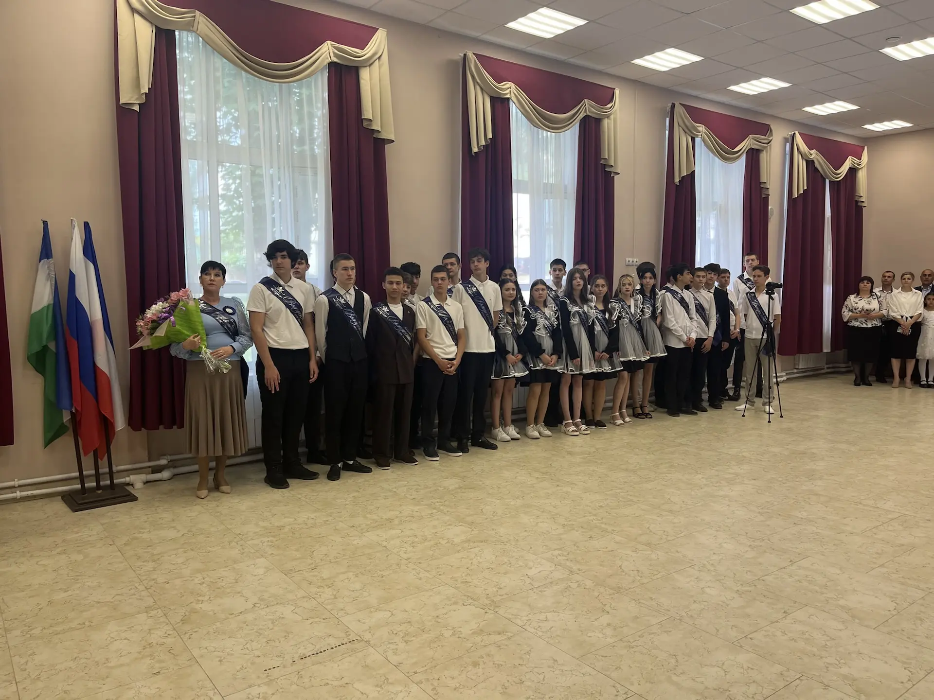 🎓 Сегодня в нашей школе, МБОУ «Красномакская СОШ имени Соколовского В.П.» прозвенел по...