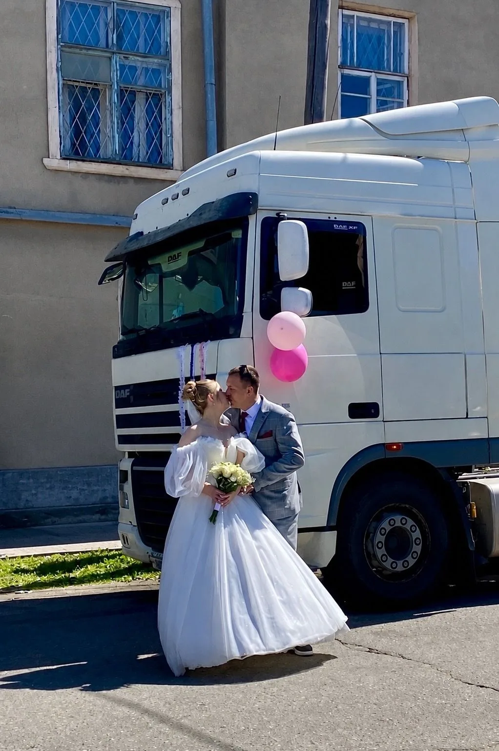🚛💍Сегодня в Галиче не просто торжество, а настоящий рейс в семейную жизнь! 💍🚛
👩‍❤️‍👨Молодожёны