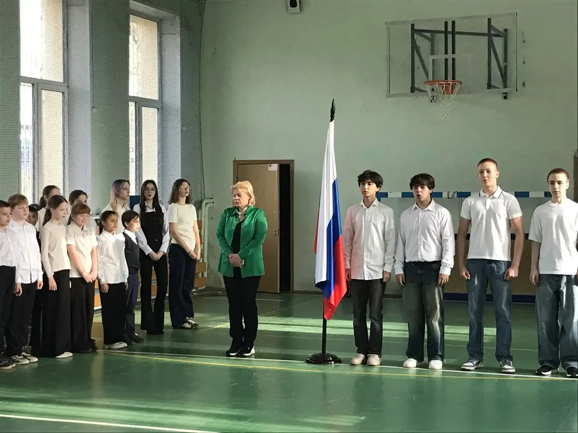 🇷🇺 Новая учебная неделя в нашей школе начинается с особого настроения — вдохновляющего, объединяющег