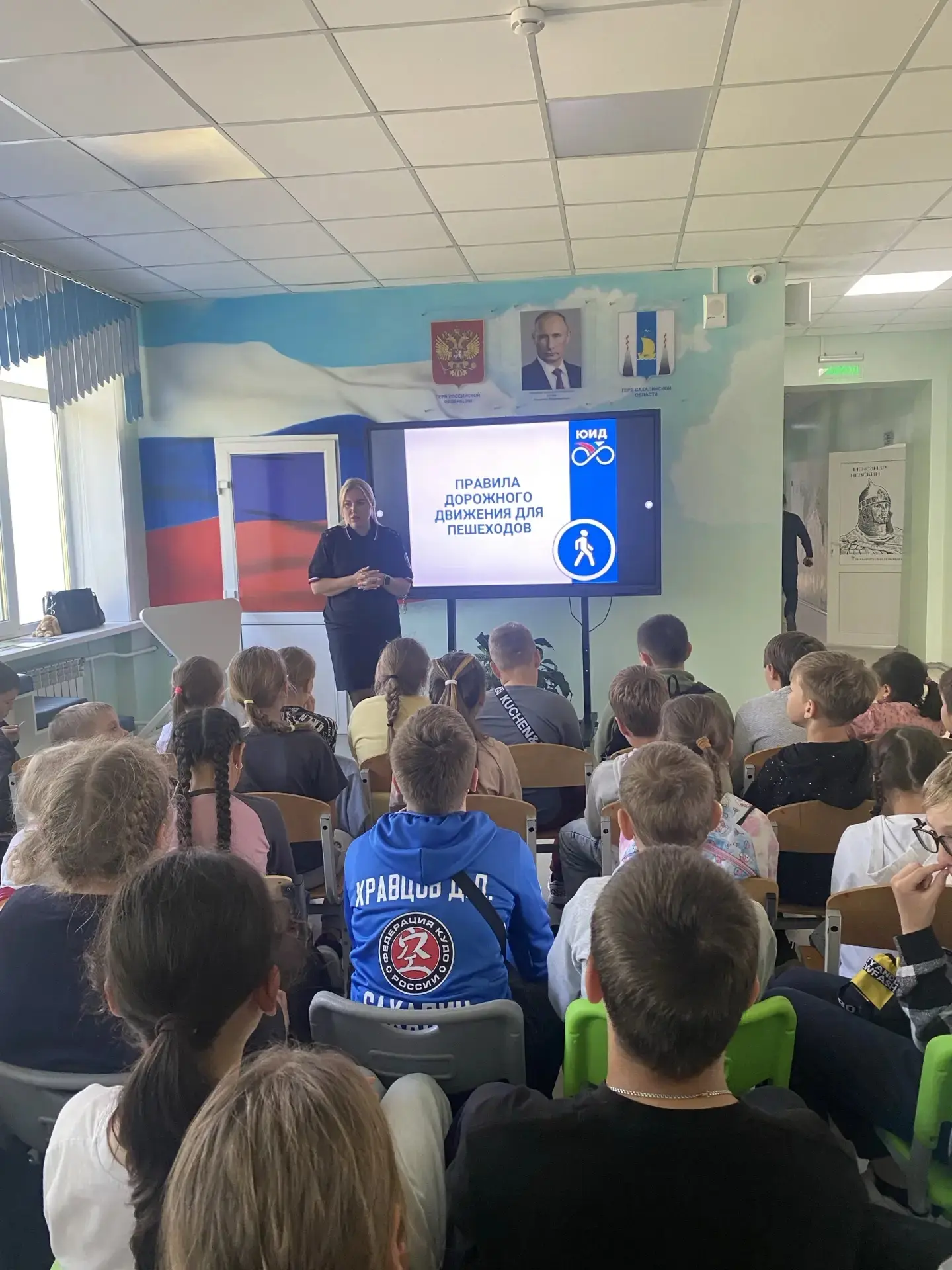 🚦 В гостях у нашего лагеря — настоящие стражи дорог!

Также,  в гости к ребятам приехали инспекторы