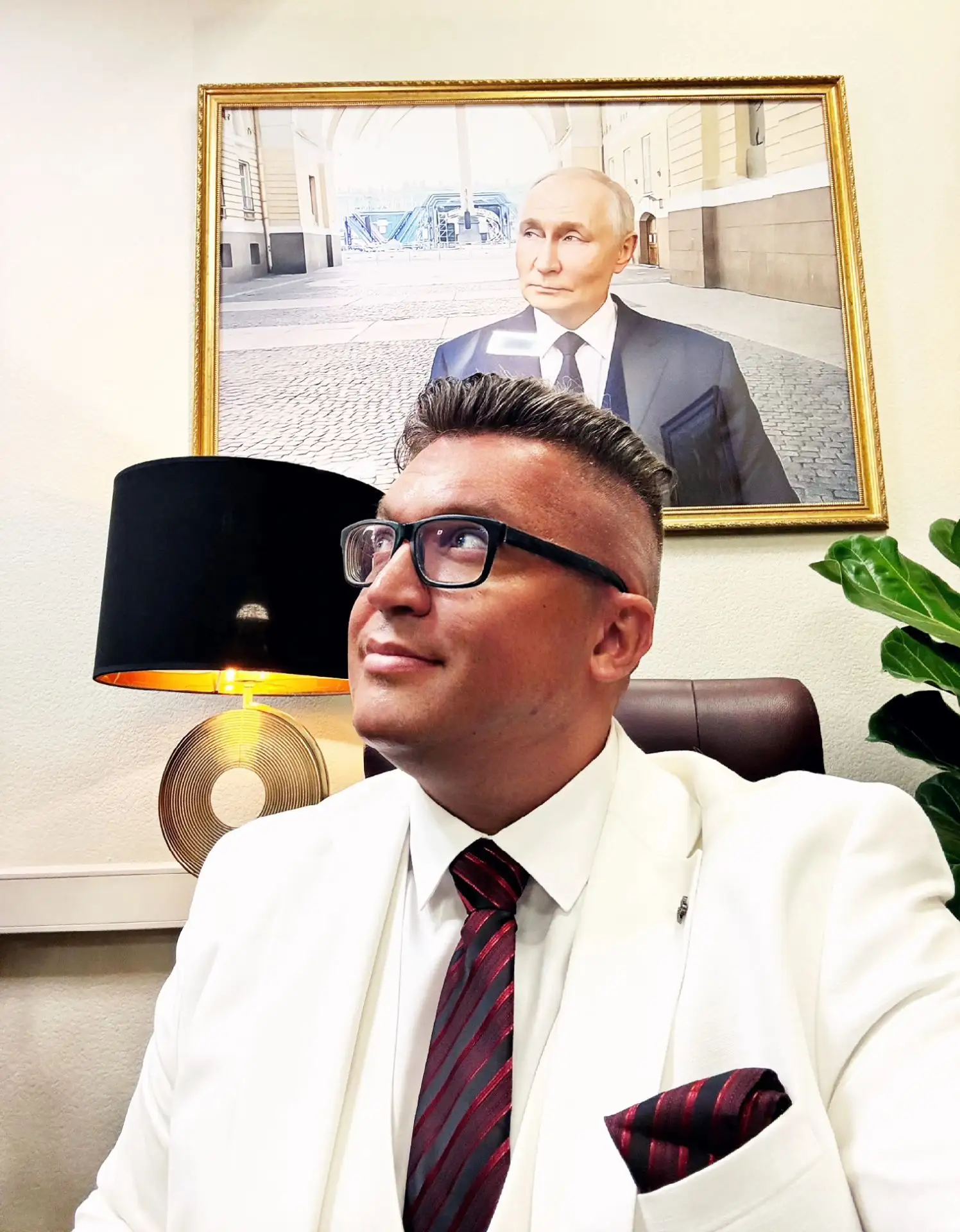 Папа (сотрудник ФСБ) обманом забирает детей из школы и увозит от мамы после развода в другой регион.