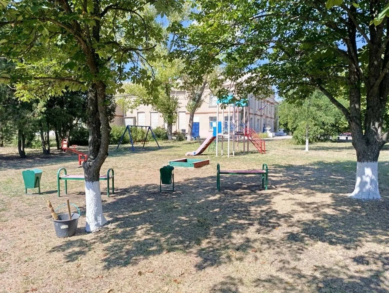 Сотрудники МБУ «Парки и скверы» выполнили в селе Зеленовка покос травы на улице Мира.