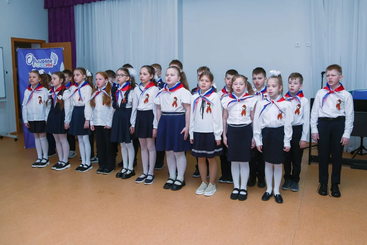 🕊️Музыка, объединяющая поколения: в «Алгоритме Успеха» прошел смотр патриотической песни    🇷🇺 В Дня
