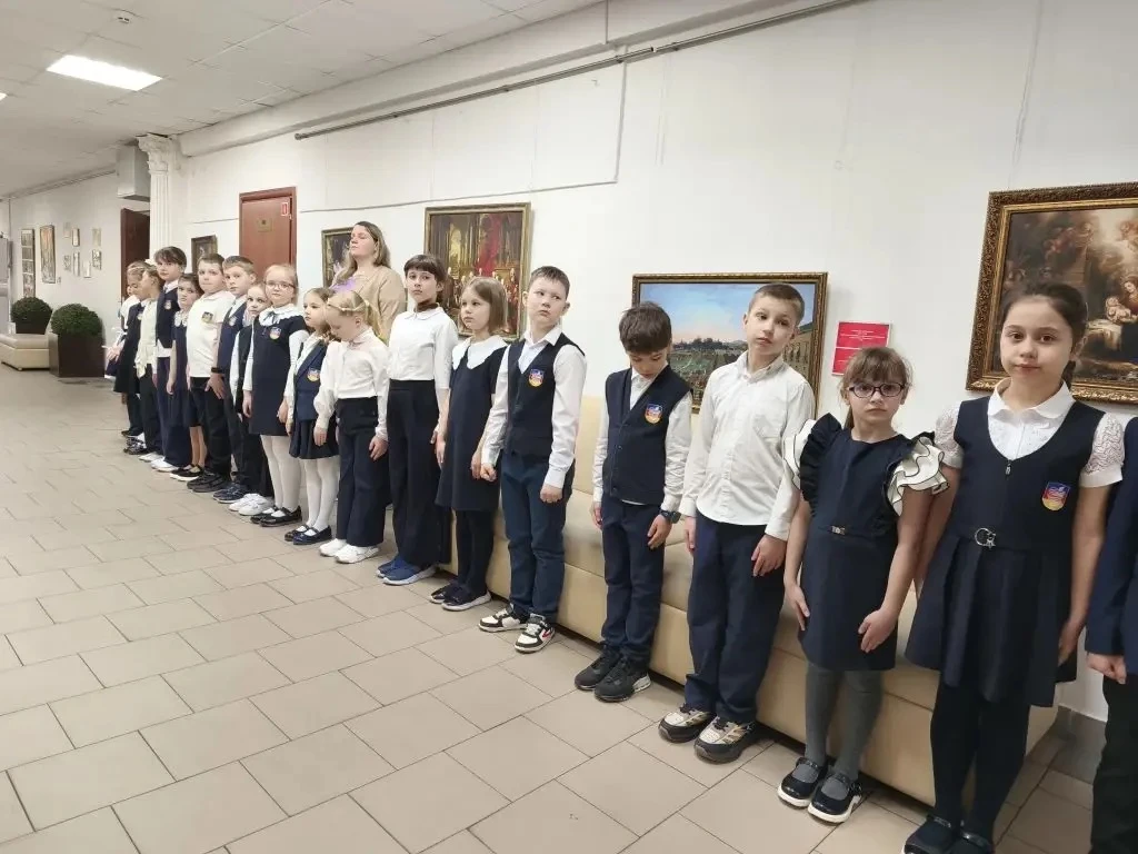 🇷🇺 С флагом — в новую неделю!  Понедельник в нашей школе традиционно начался с торжественной церемон