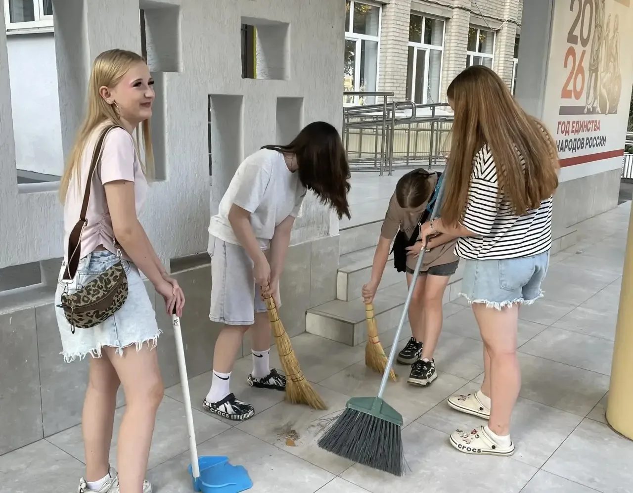 Сегодня 9 «В» класс МБОУ СОШ №11 им. Ф. Ф. Ушакова вышел на школьную практику и навёл п...