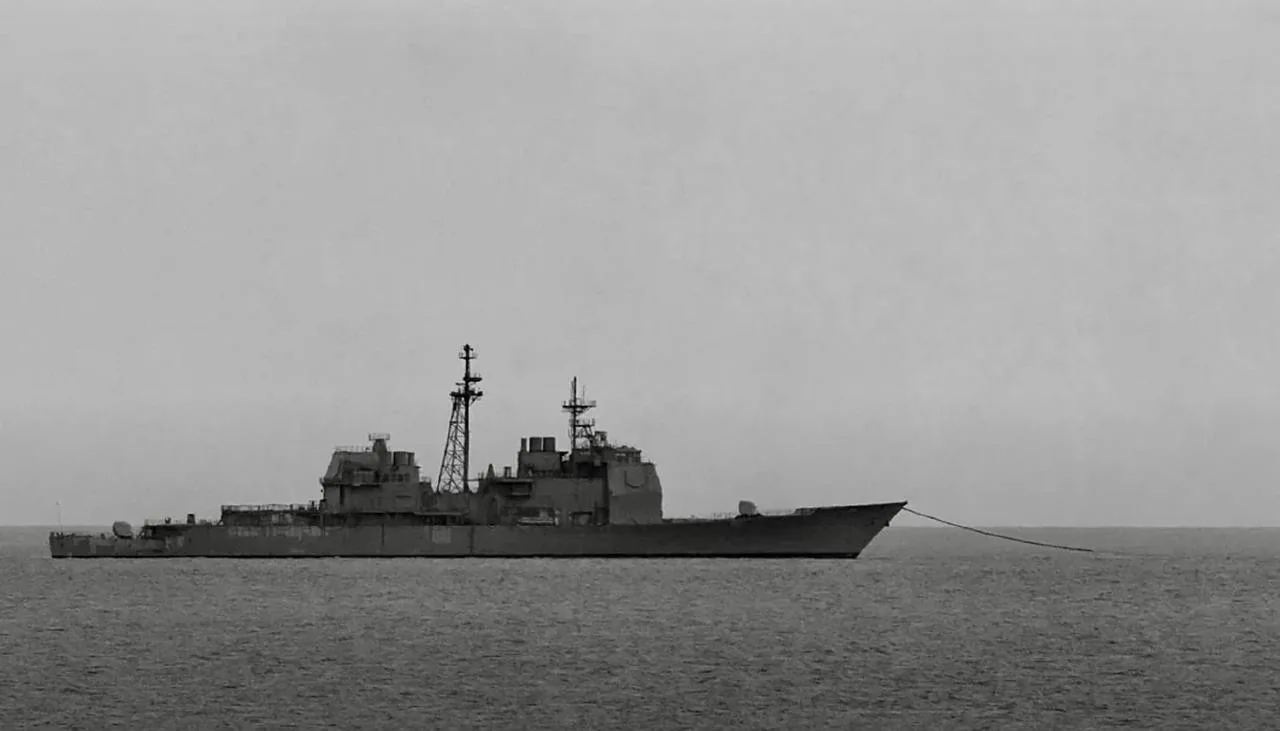 Ракетный крейсер типа Ticonderoga Vicksburg (CG 69), который исключен из активного флот...