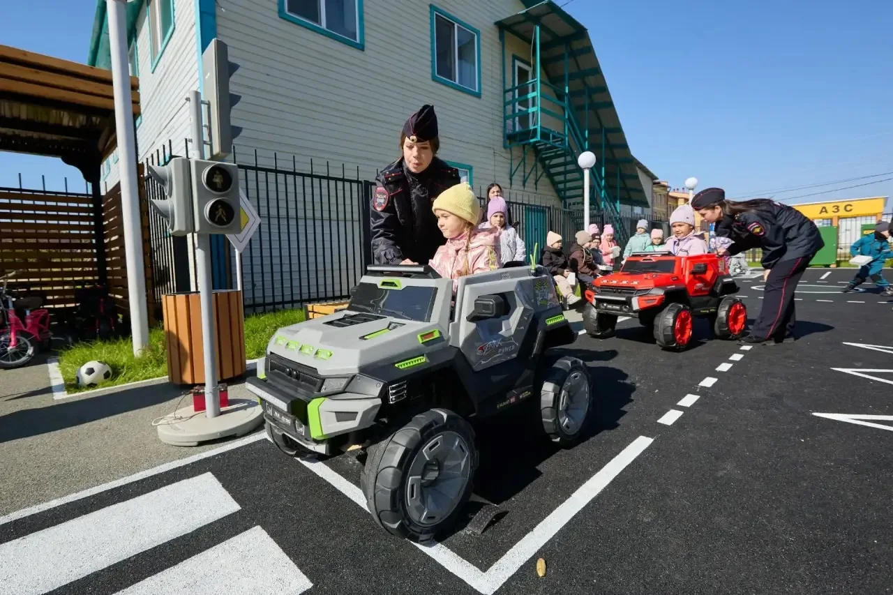 🚦 Автогородок для самых маленьких: в Свободном дошкольники учатся ПДД по-новому!