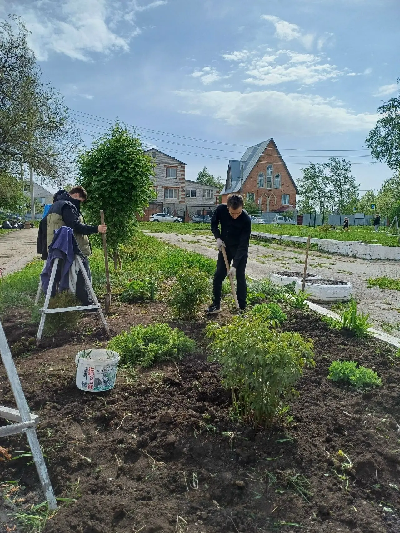 🌷 Школа начинается с заботы: ученики приводят в порядок свои дворы  Школа — это не только уроки и зн