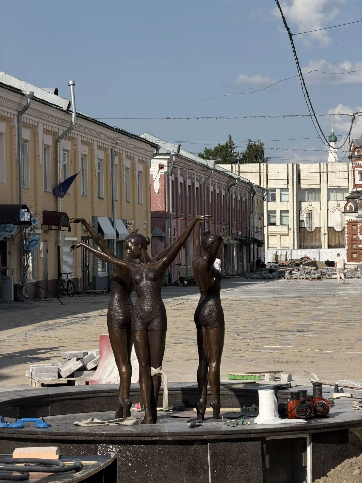 Балерины на Депутатской

Улицу Депутатскую открыли для прогулок. Пока ремонт еще продолжается, но уж