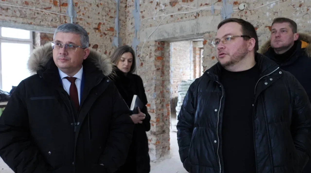 Посетил детский сад №51 «Росинка» — здесь 10 дней назад стартовал капитальный ремонт. Вместе с завед