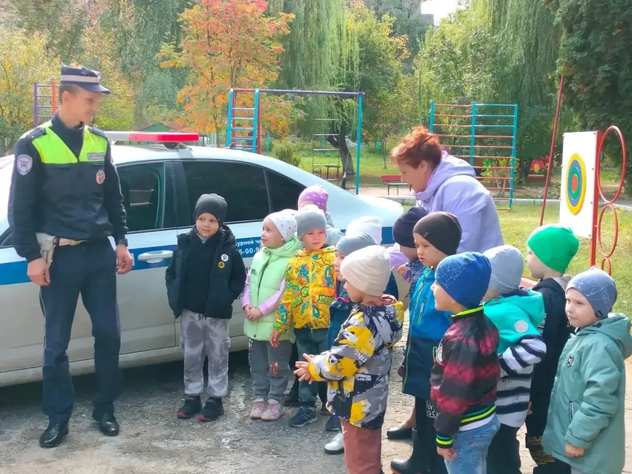 Сегодня в гостях у воспитанников детского сада 37 города Ельца побывал инспектор ГИБДД ...