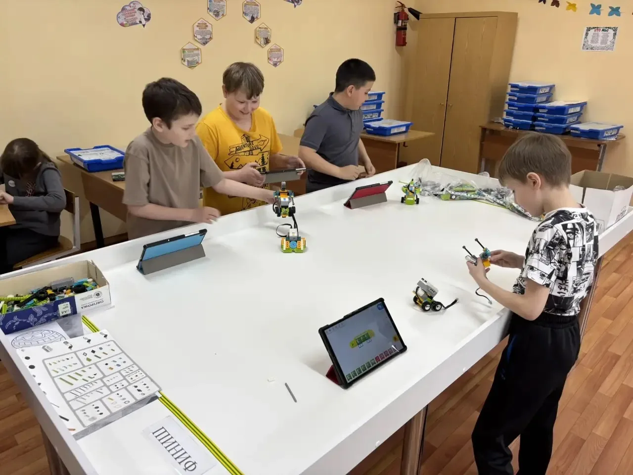 Схватка титанов на столе: как мы выбирали лучших на «ТехноФест» 🦾🤖