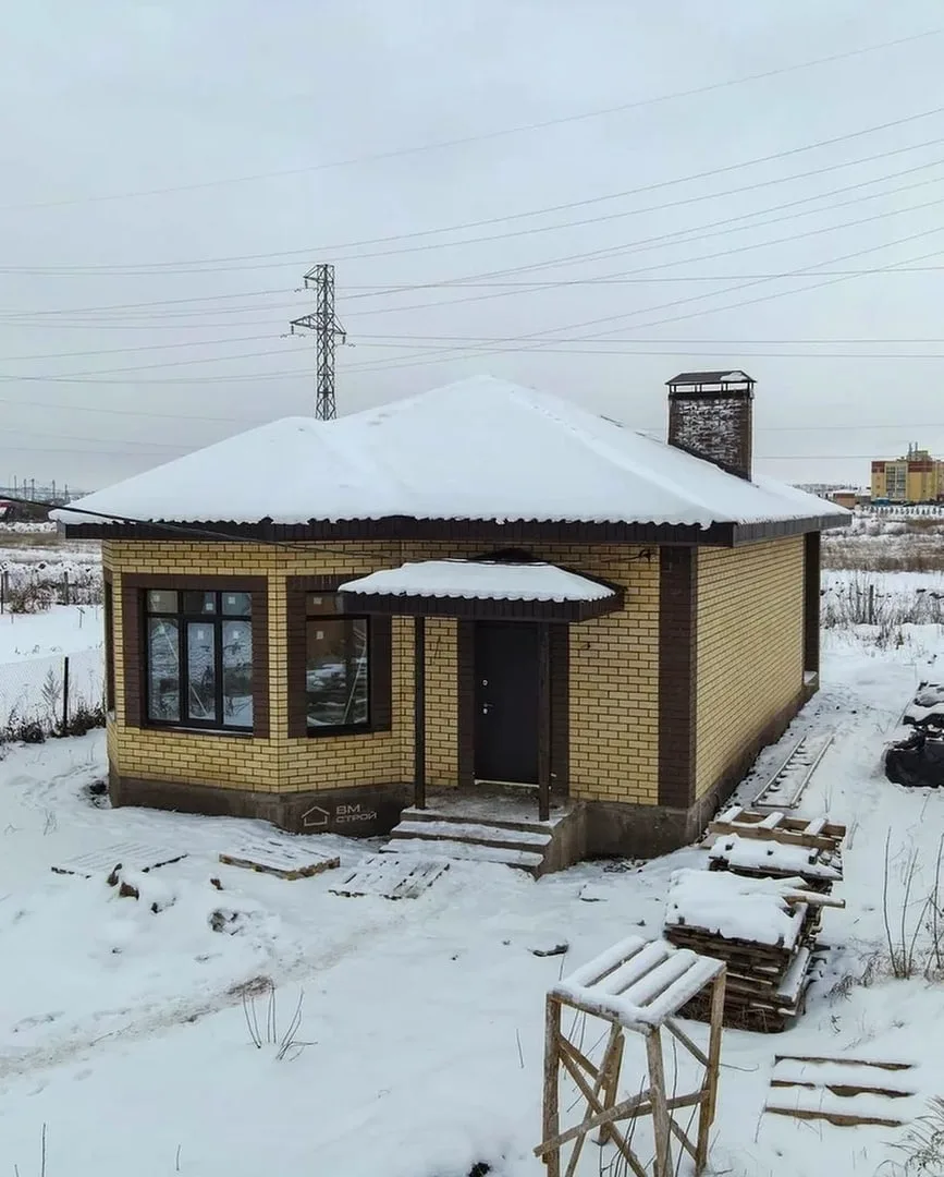 Одноэтажный дом 8,96 х 10,78м с тремя спальнями и сауной.
Площадь: 90м² + крыльцо 2м² + терраса 10,8