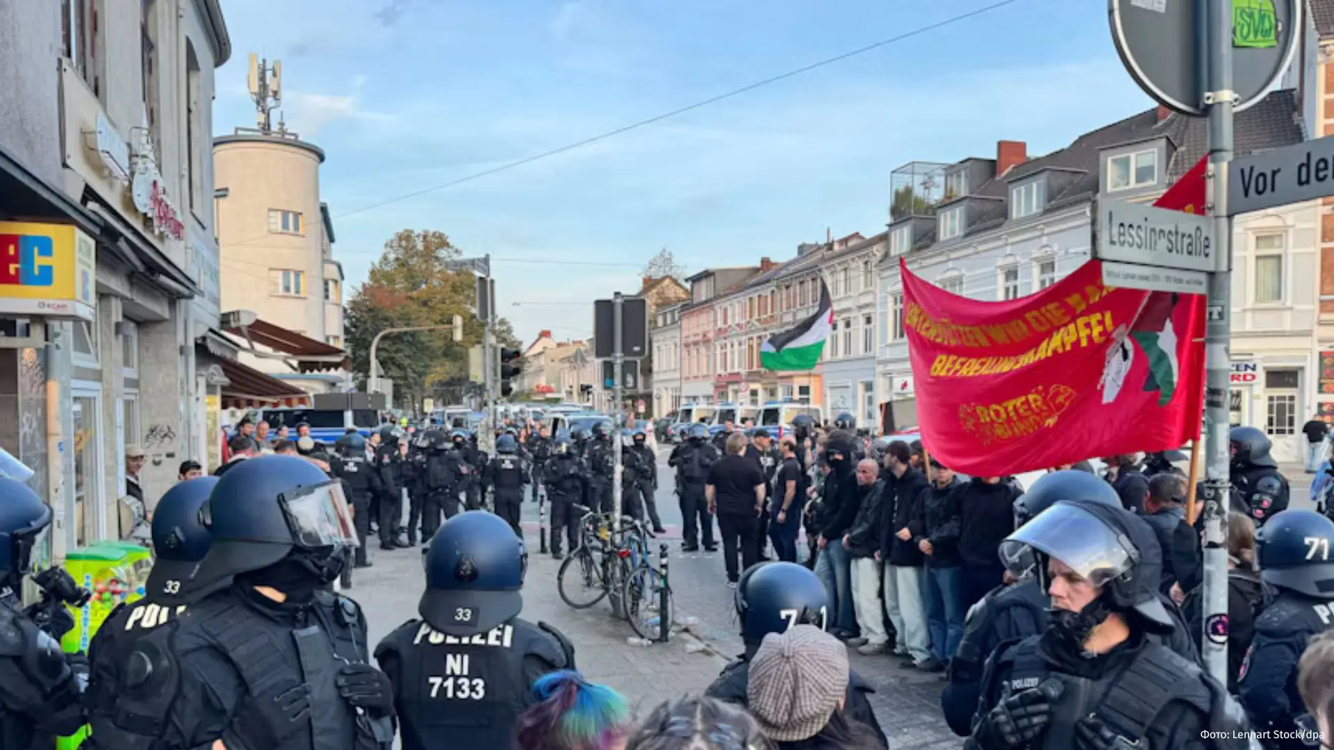 Четыре полицейских получили травмы во время демонстрации в Бремене, приуроченной ко Дню...