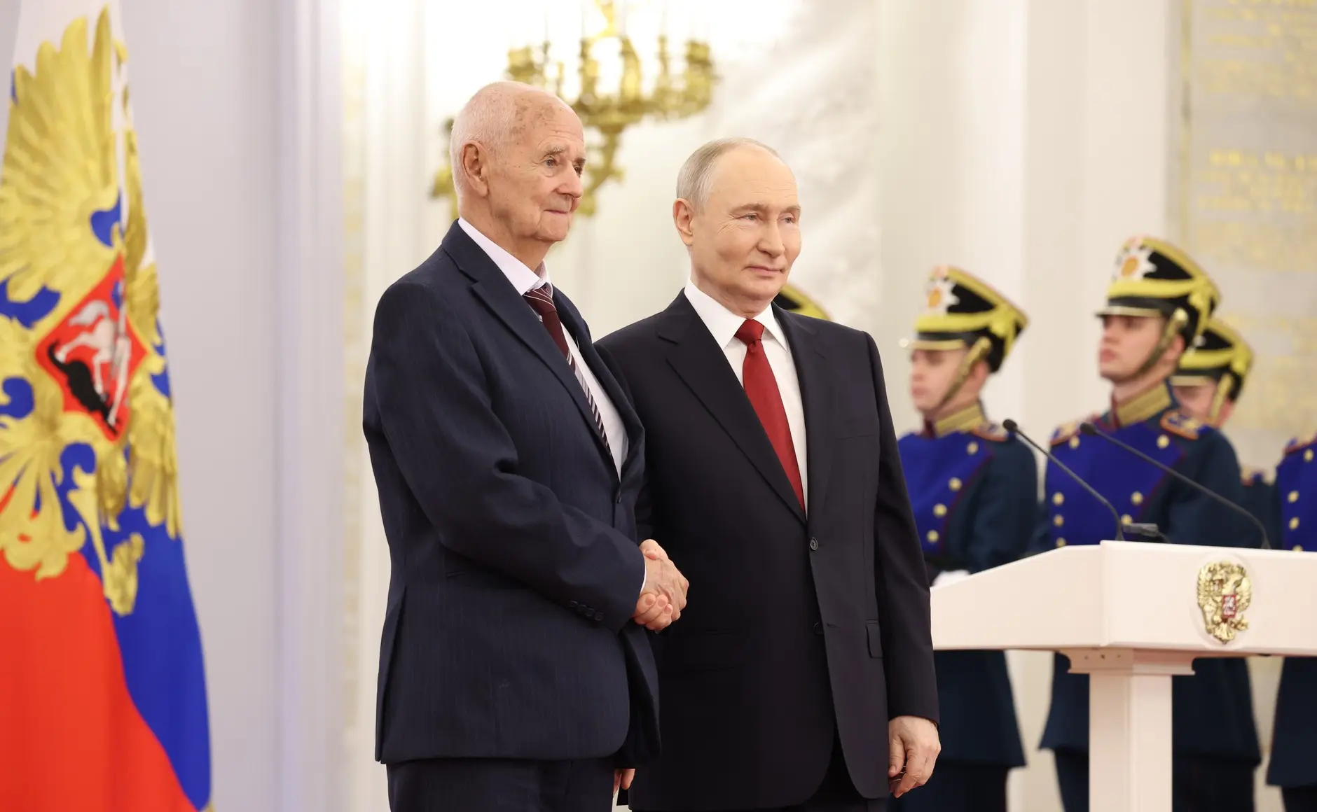 🎖Создатель винтовки «Винторез» получил «Героя Труда».

Владимир Путин в День России наградил золото