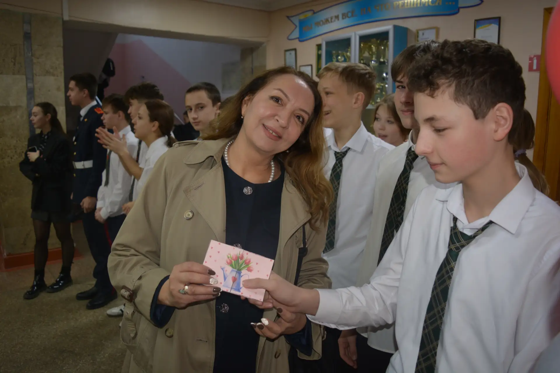 Накануне праздника 8 Марта активисты ученического самоуправления и Движения Первых нашей школы орган