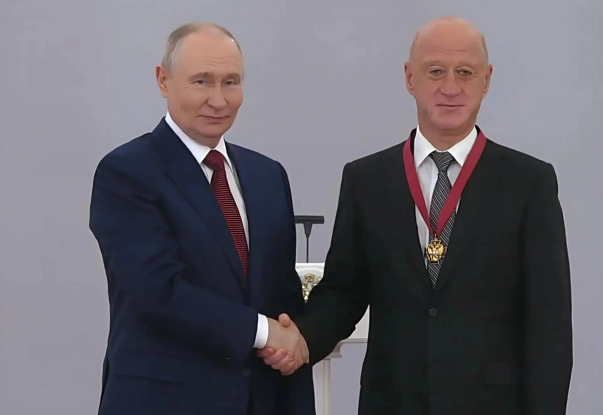 Президент наградил зампреда Госдумы Александра Бабакова орденом «За заслуги перед Отечеством»

Награ